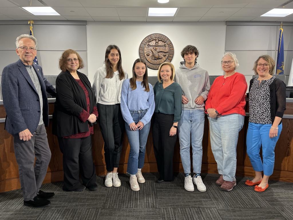 Three high school students from Perugia pose with Grand Rapids Mayor Bliss.